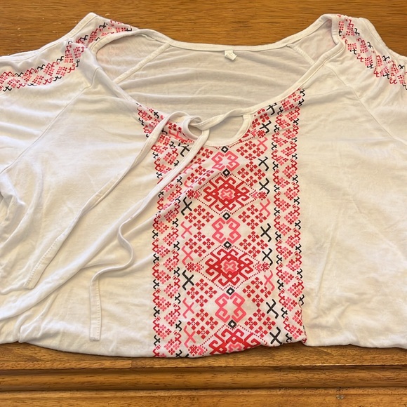 Boho adorable open shoulder shirt with tie in front XXL could fit smaller - Picture 3 of 8